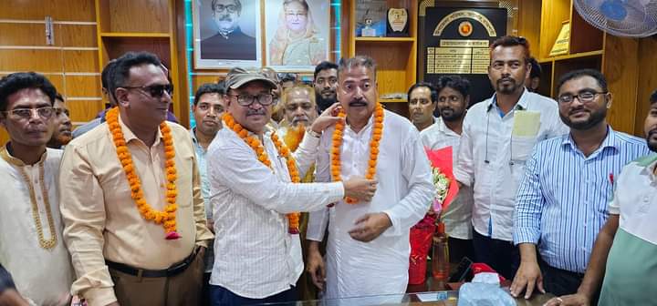 তানোরে চেয়ারম্যান ময়নাকে পাঁচন্দর ইউপি বাসীর পক্ষ থেকে গনসংবর্ধনা