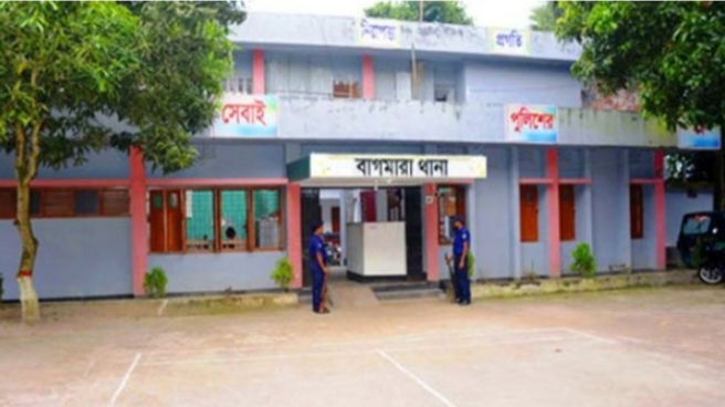 অফিসের তালা ভেঙ্গে প্রধান শিক্ষকের চেয়ার দখল, লাপাত্তা সহকারি শিক্ষক