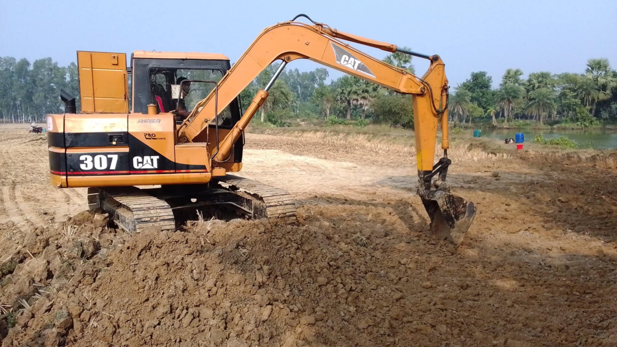 তানোরে কুড়ি পয়েন্টে অবৈধ মাটি বানিজ্যে