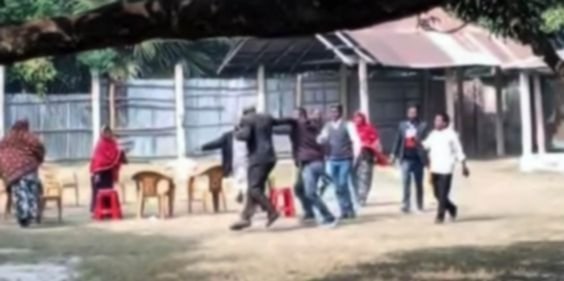 সহকারী শিক্ষকদের হাতে প্রধান শিক্ষক লাঞ্ছিত স্কুলে পাঠদান ব্যহত