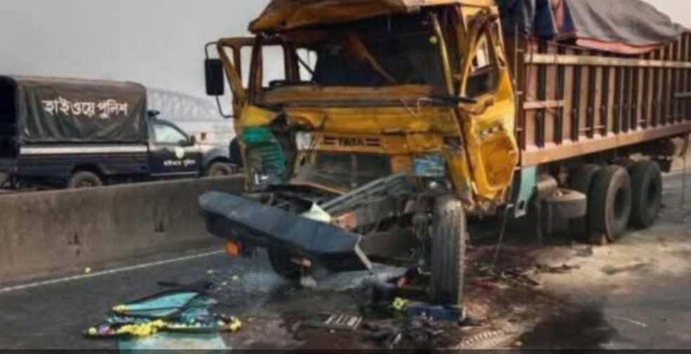 ভেড়ামারায় লালন শাহ সেতুর ওপর দুর্ঘটনার ট্রাকের হেলপার নিহত আহত ৩