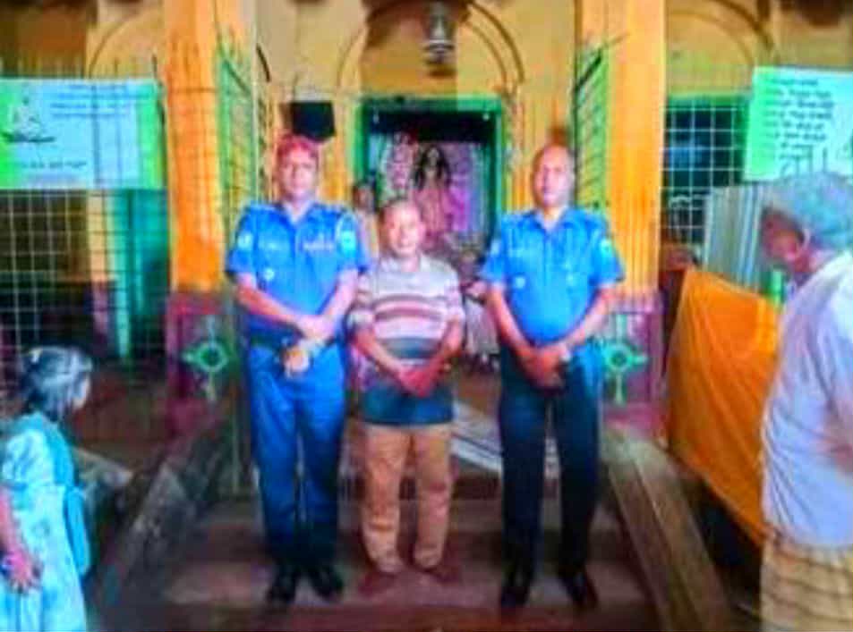 তানোরে শান্তিপূর্ণ পূজা নিশ্চিত করতে মণ্ডপে মণ্ডপে ওসি আফজাল হোসেন