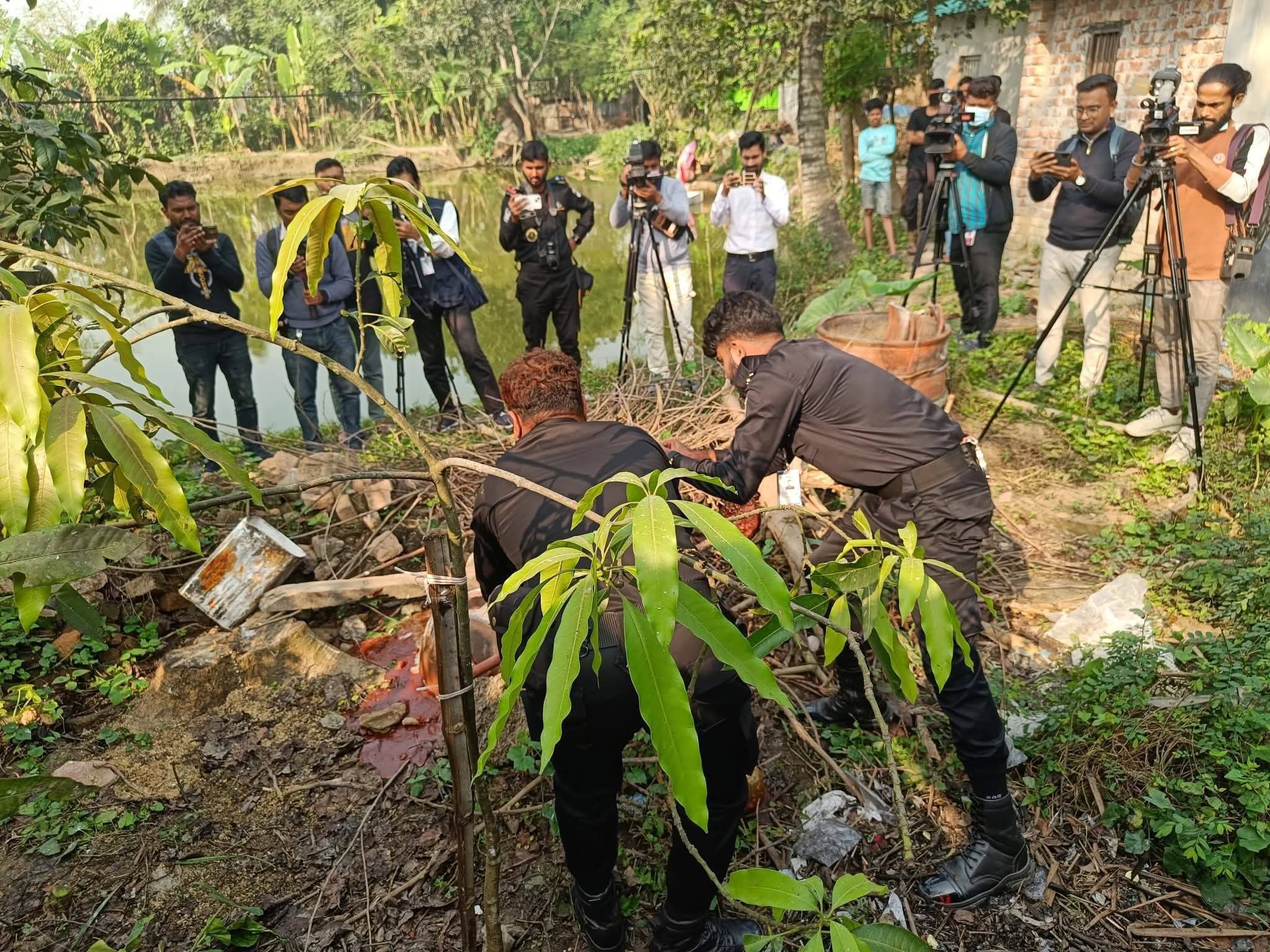 রাজশাহীতে রস ছাড়াই তৈরি হচ্ছে খেজুরের ভেজাল গুড়