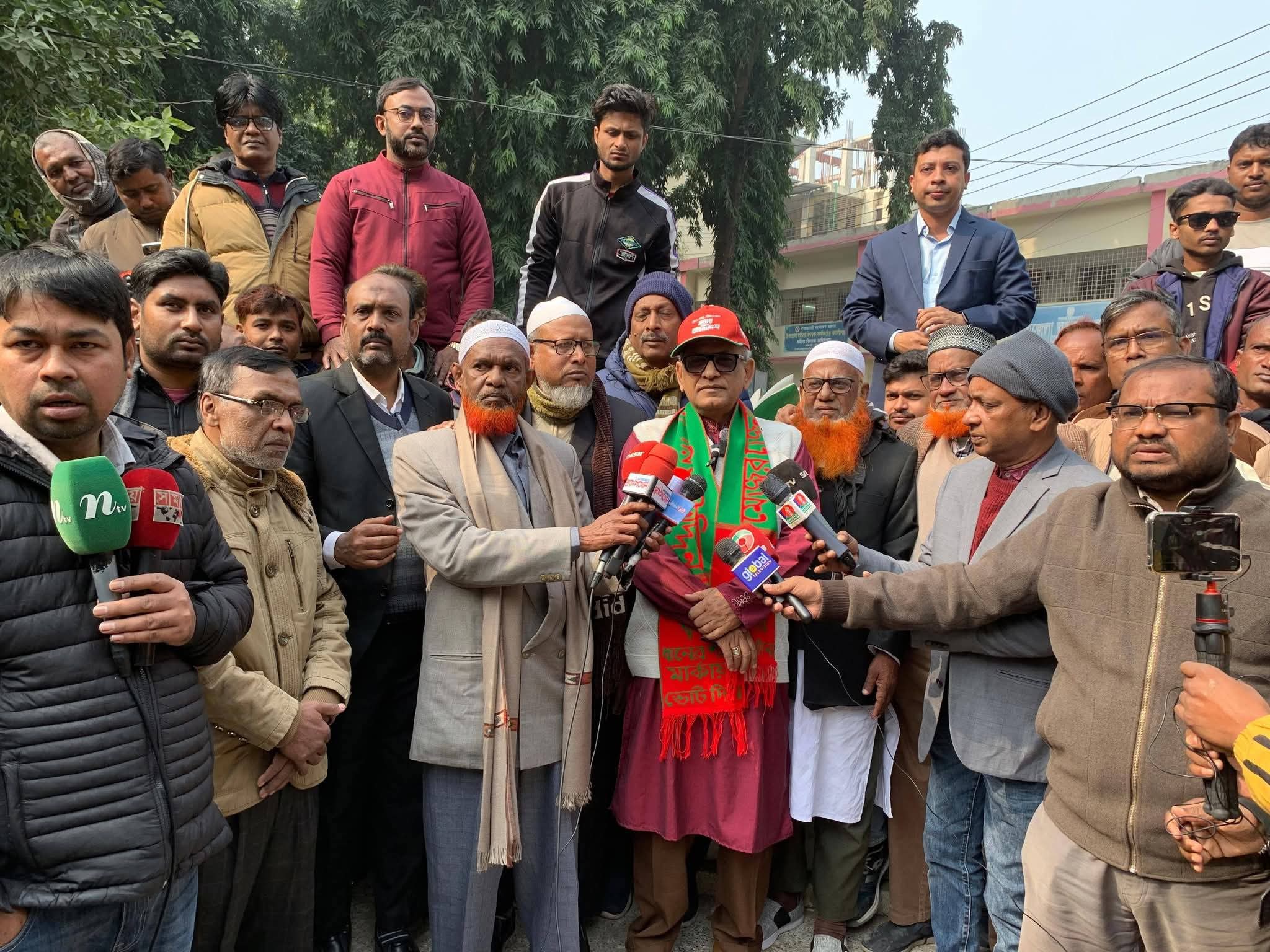 হাজার হাজার নেতা কর্মী নিয়ে গোদাগাড়ী তানোর আসনের নমিনেশন ফর্ম উত্তোলন করলেন মেজর জেনারেল অবঃ শরীফ উদ্দীন