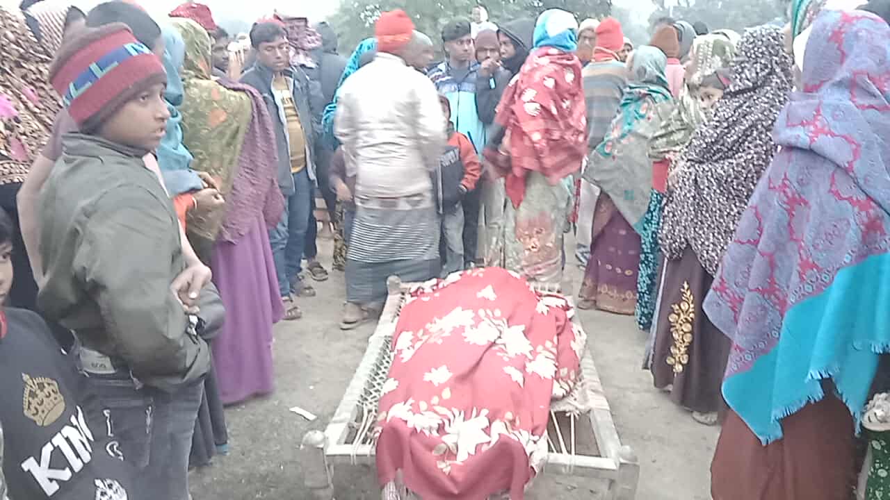 গোমস্তাপুরে সড়ক দুর্ঘটনায় একজনের মৃত্যু