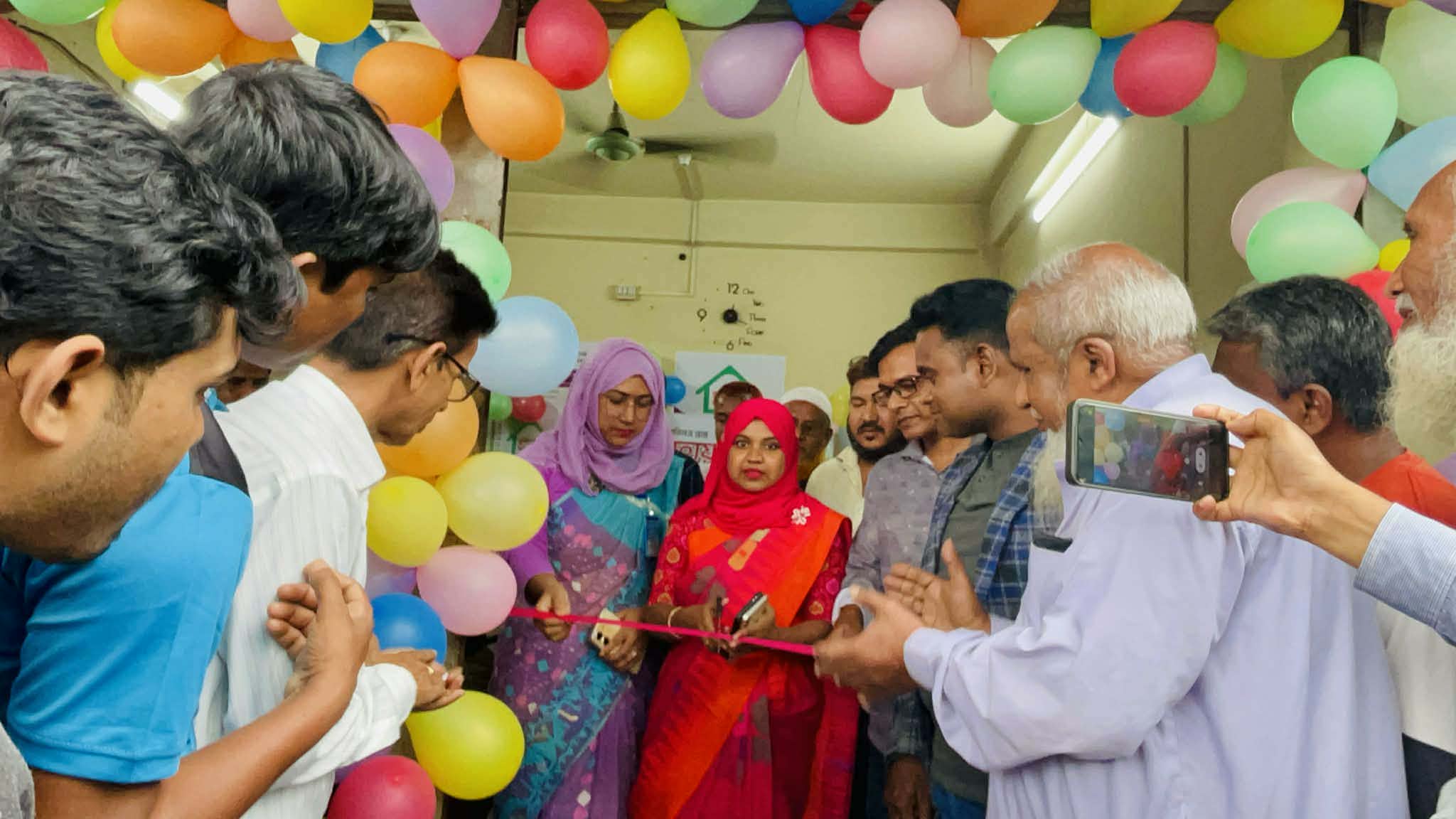 চিরিরবন্দরে ভূমি সেবা সহায়তা কেন্দ্রের শুভ উদ্বোধন