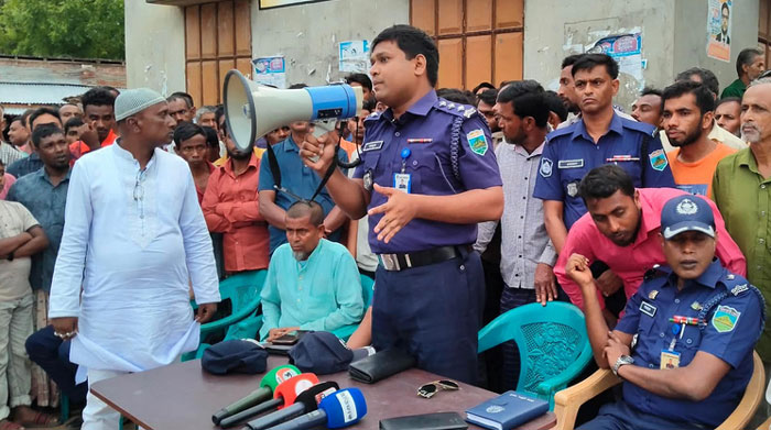 নিয়ামতপুরে ৪ হত্যাকান্ডের ঘটনায় গ্রামবাসীর সঙ্গে পুলিশের মতবিনিময়
