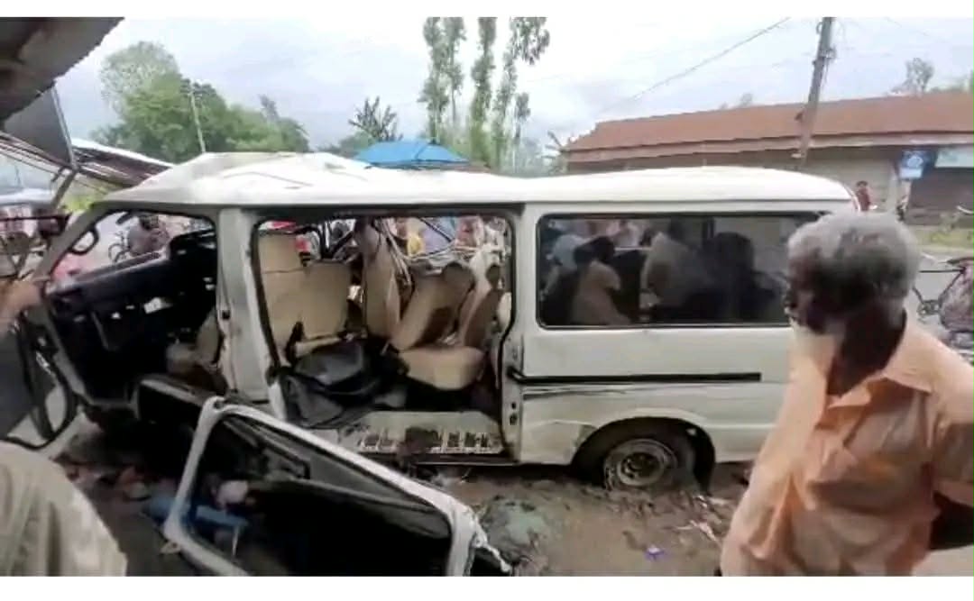 কুড়িগ্রাম নাগেশ্বরী মহাসড়কে ট্রাক মাইক্রোবাস সংঘর্ষে নিহত ৫ আহত ৯ জন