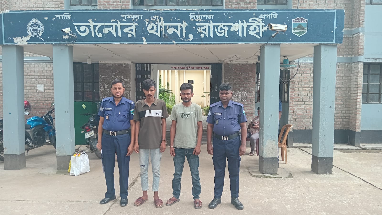 তানোরে পুলিশের অভিযানে চিহ্নিত মাদক ব্যবসায়ী ২৯ পিচ ইয়াবাসহ ২ জন গ্রেফতার