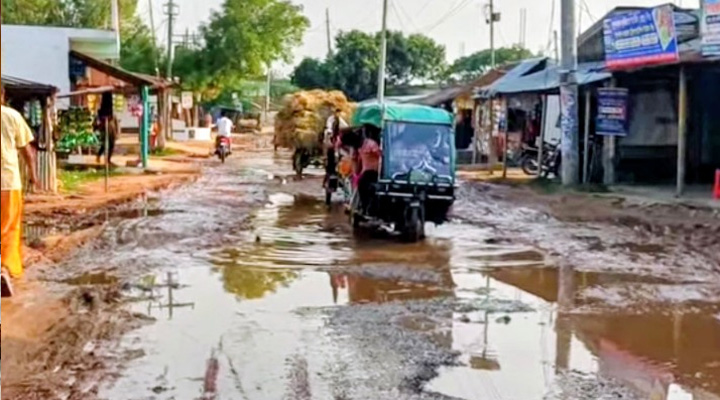 তানোর চৌবাড়িয়া পশু হাটের প্রবেশ মুখে জলাদ্ধতায় দুর্ভোগ