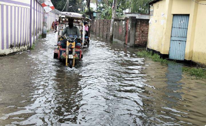 বৃষ্টিতে ডুবল নগরীর ১০ সড়ক