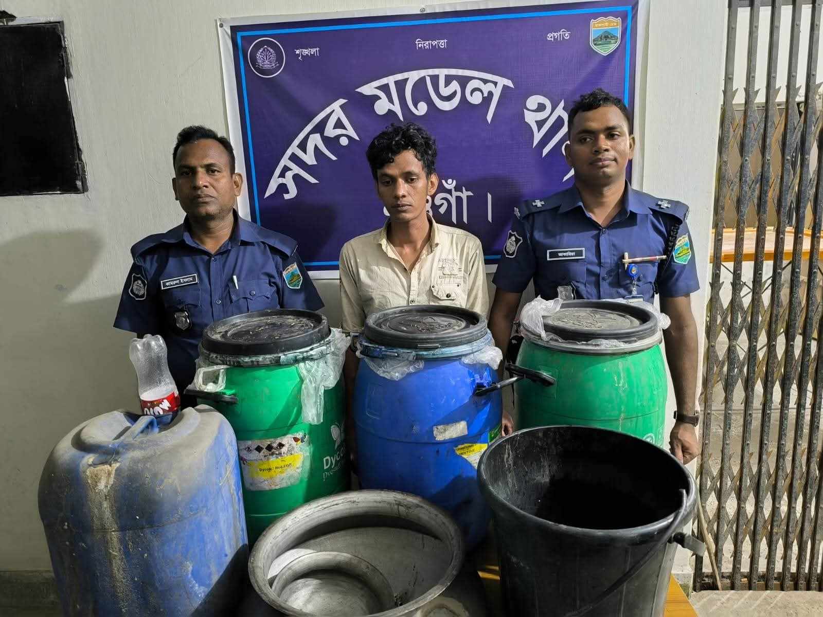 নওগাঁ পুলিশের বিশেষ অভিযান চালিয়ে ২১০ লিটার চোলাই মদ ও ৫০ পিচ ট্যাপেন্ডাডল মাদকসহ ২ জন গ্রেফতার